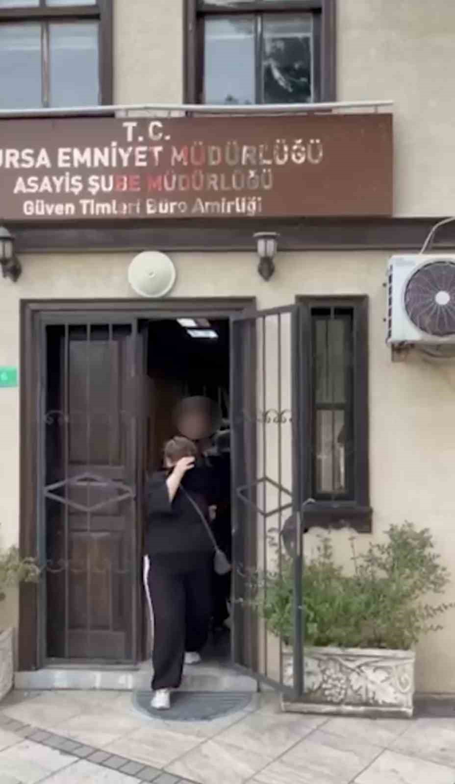 Kadınları pazar pazar takip eden yankesiciler su&ccedil;&uuml;st&uuml; yakalandı
