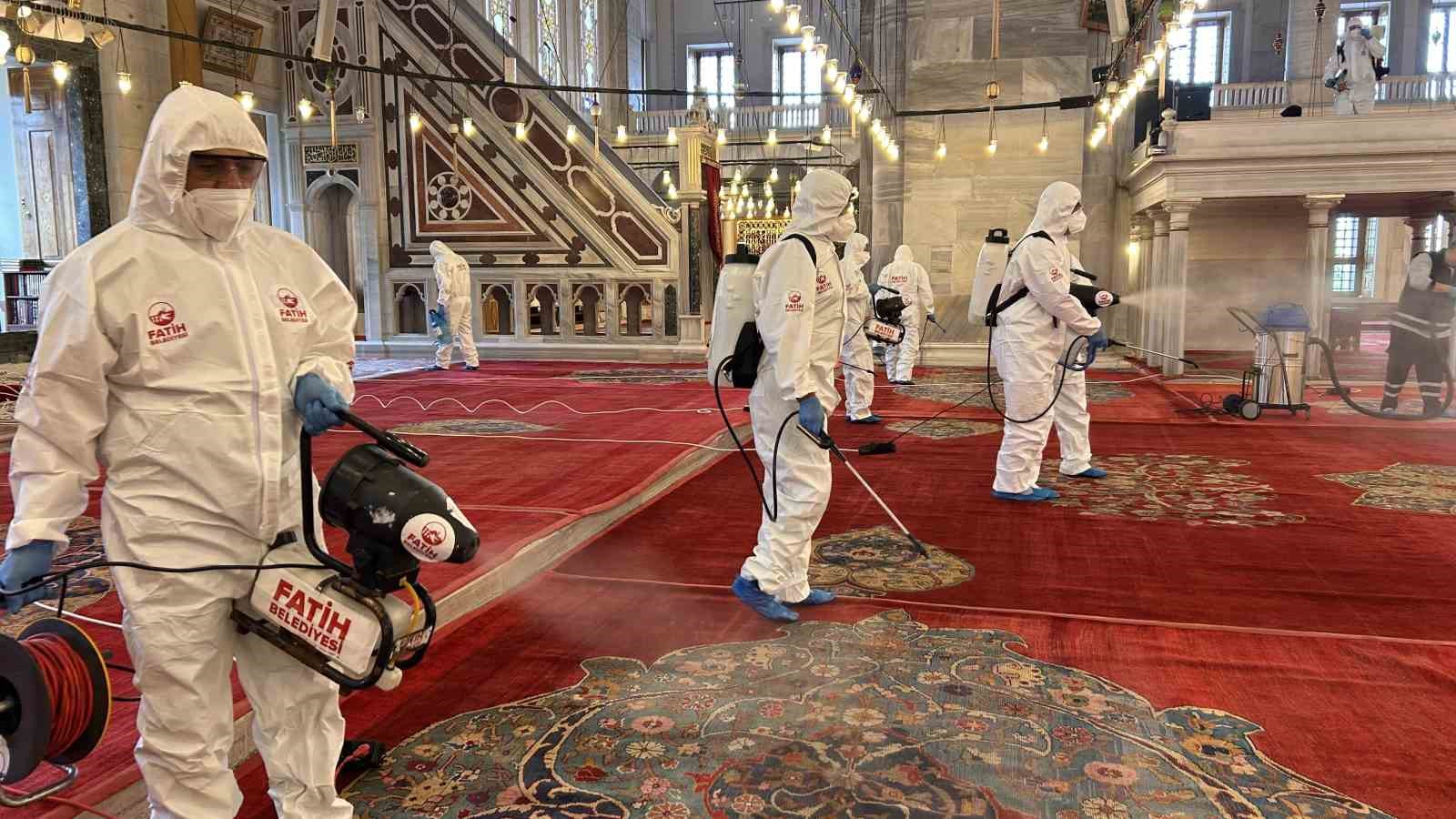 Fatih Camii&rsquo;nde Kurban Bayramı hazırlığı
