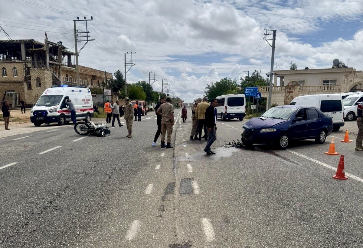 Mardin&rsquo;de otomobil ile motosiklet &ccedil;arpıştı: 1 yaralı
