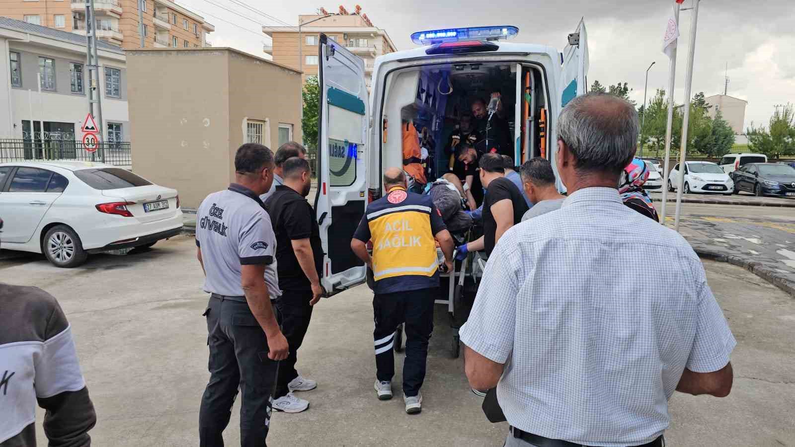 &Ccedil;alışma yaparken elektrik direğinden d&uuml;şen iş&ccedil;i yaralandı
