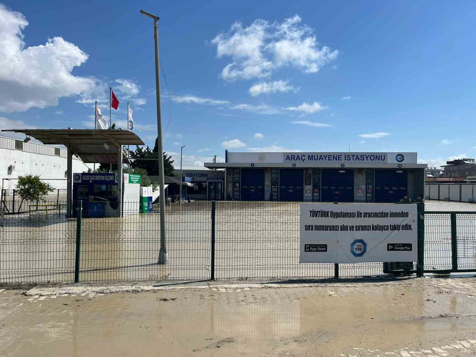 Ara&ccedil; muayenesine giden vatandaşlar sular altında kalan T&Uuml;VT&Uuml;RK ile karşılaştı
