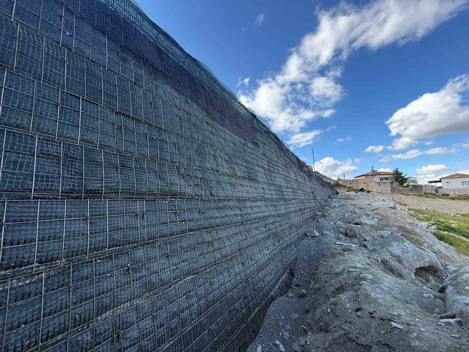 Büyükşehir, heyelan yaşanan Yeşilhisar Akköy Mahallesi’nde geoduvar yapımına başladı