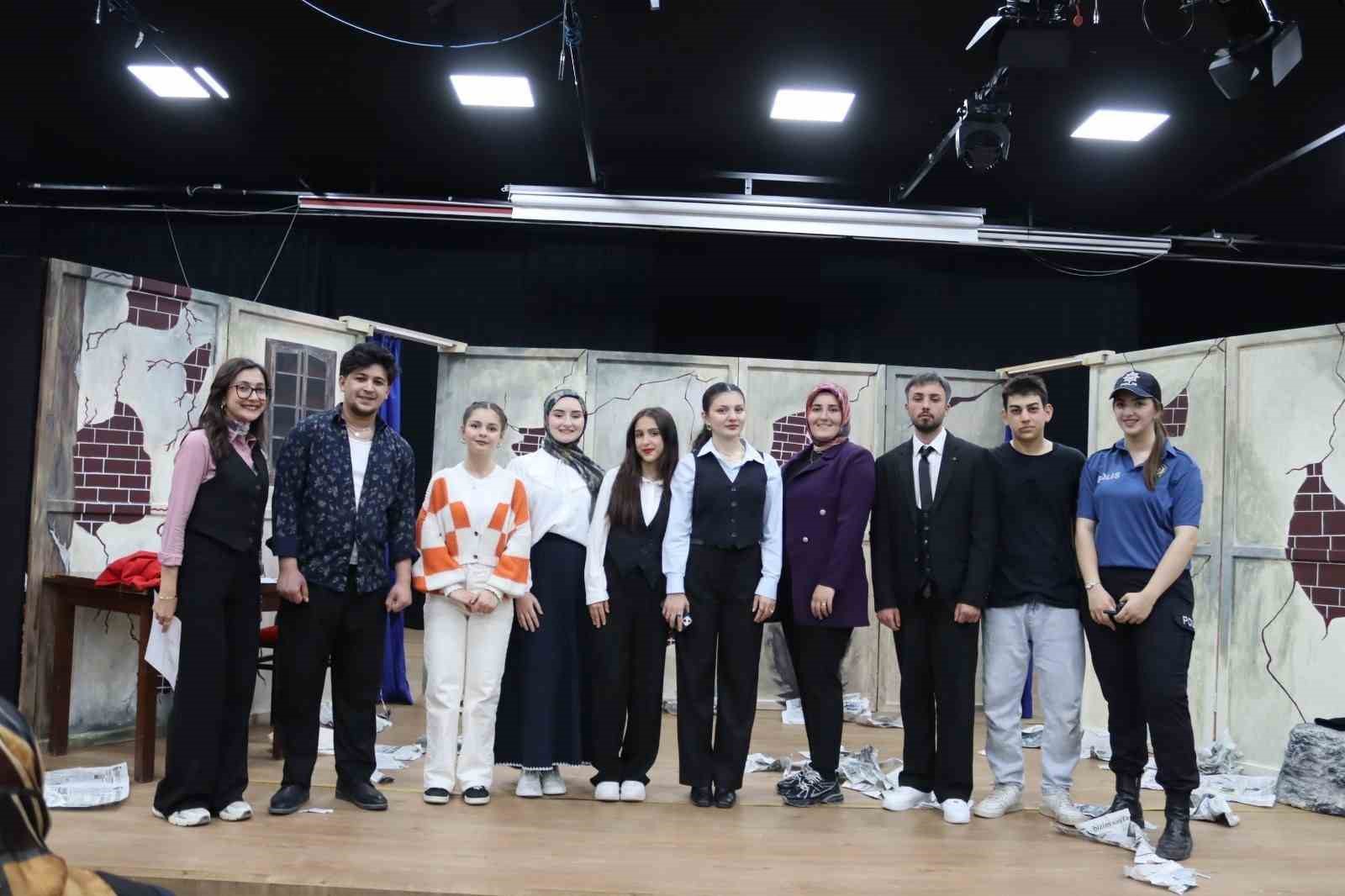 "Son G&uuml;n&uuml;m" oyunu Erzincan&rsquo;da sahnelendi
