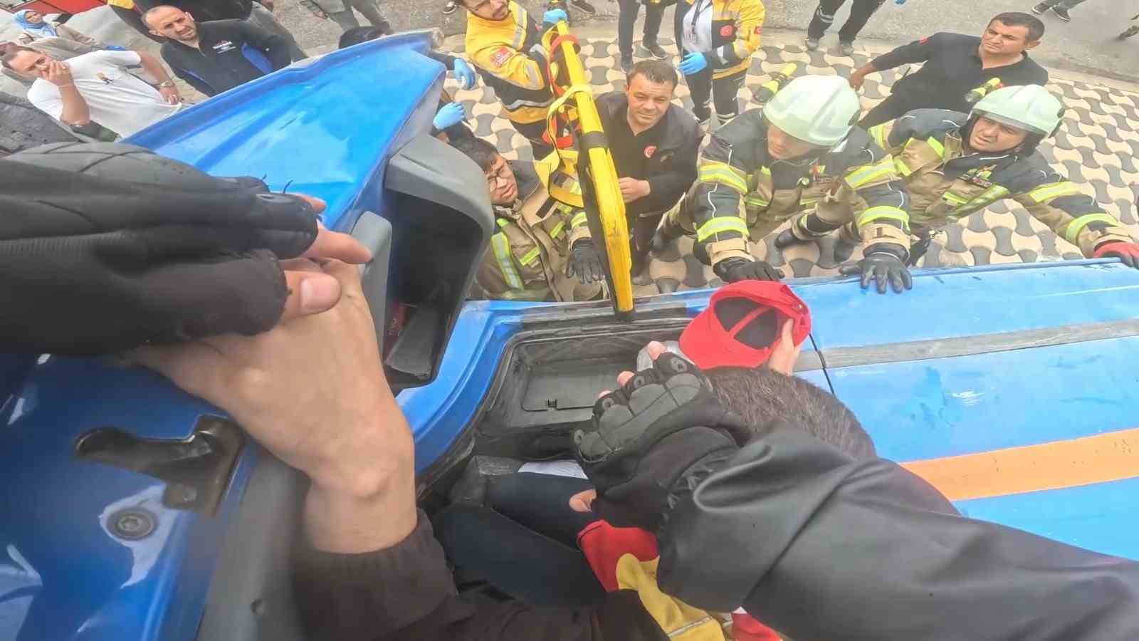Kargo aracı otomobilin &uuml;zerine devrildi, yardıma motokurye koştu
