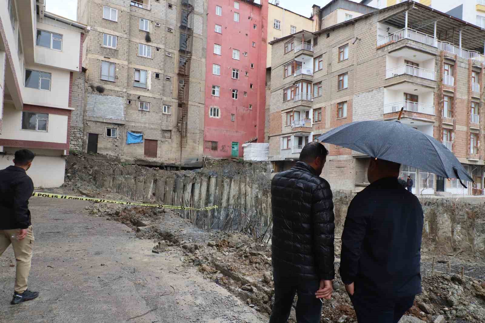 Hakkari&rsquo;de temel kazısı paniği: Kayma sonucu iş yerleri m&uuml;h&uuml;rlendi
