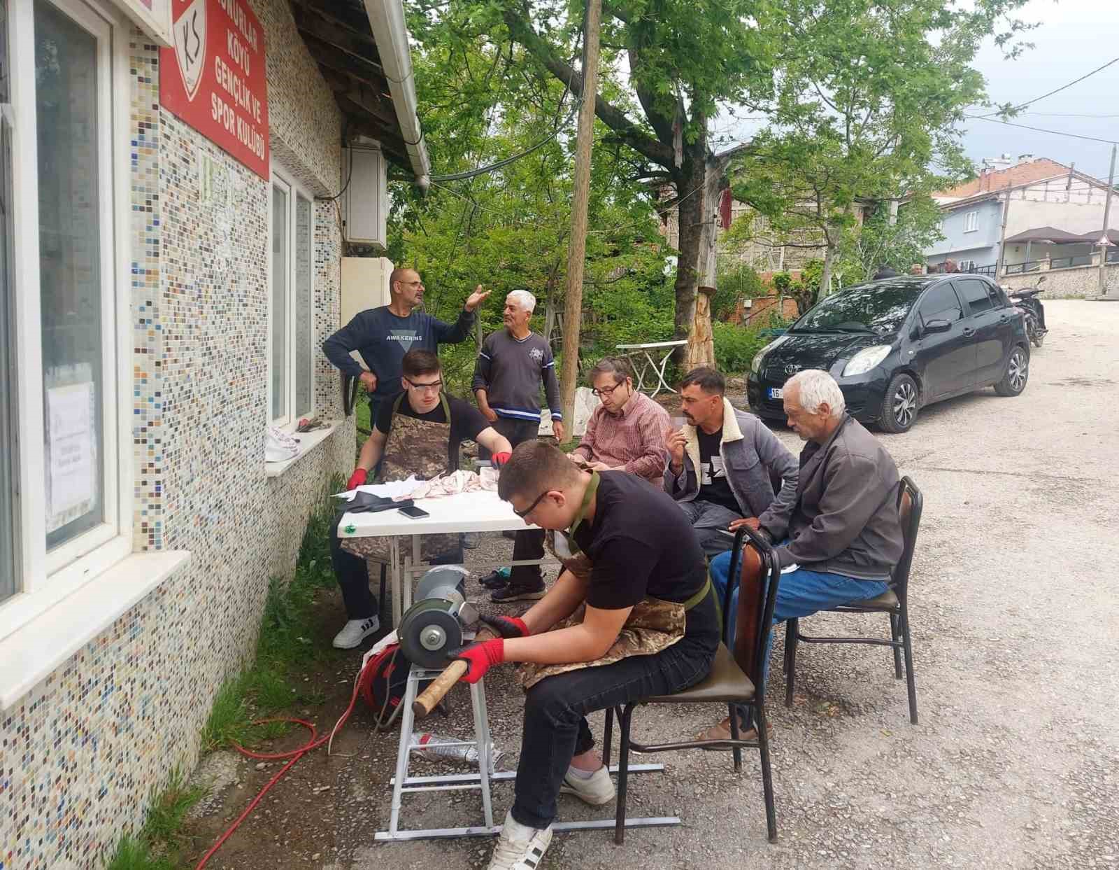 İnegöl’de öğrenciler kurbanlık bıçaklarını biledi