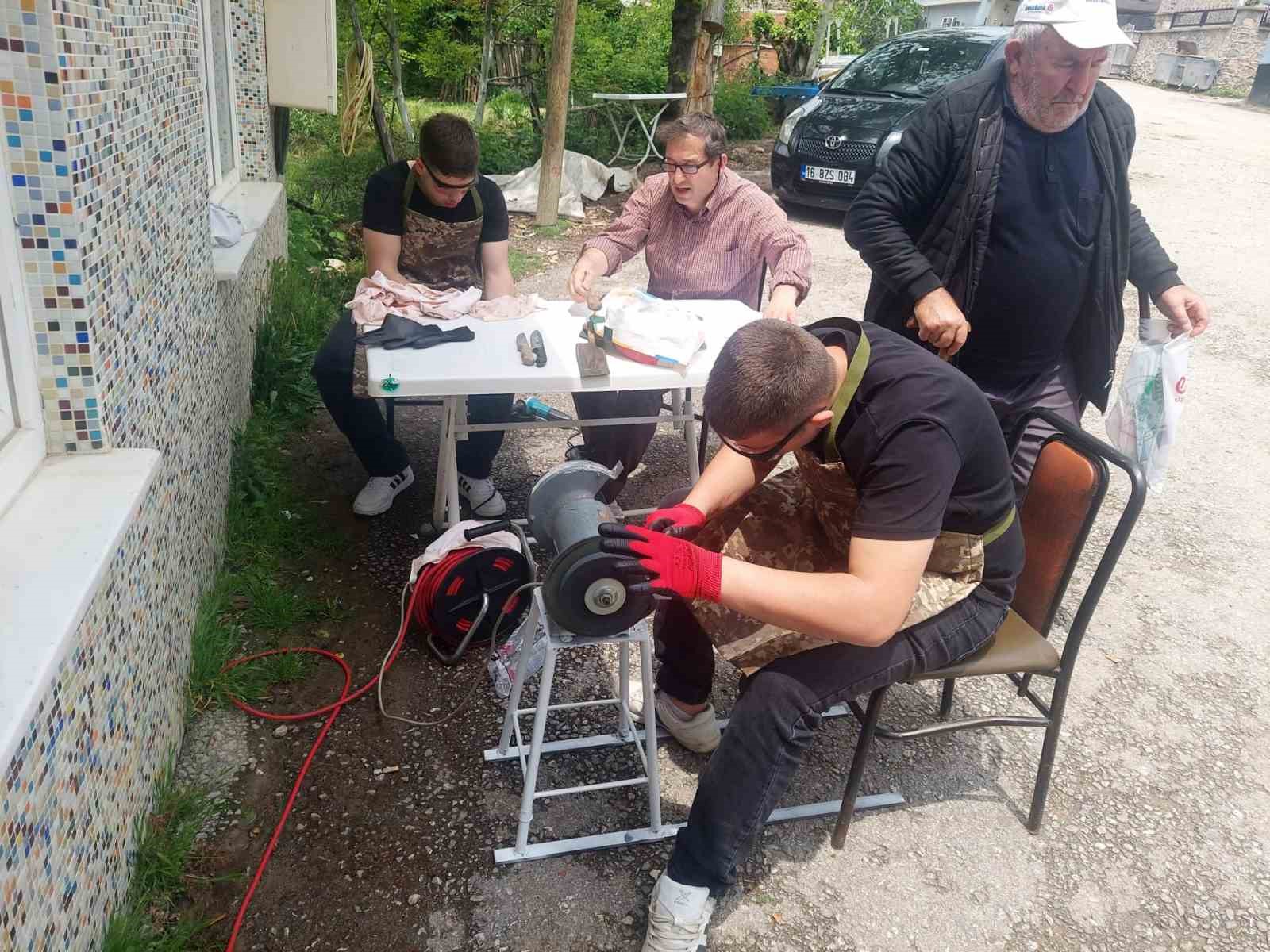 İneg&ouml;l&rsquo;de &ouml;ğrenciler kurbanlık bı&ccedil;aklarını biledi
