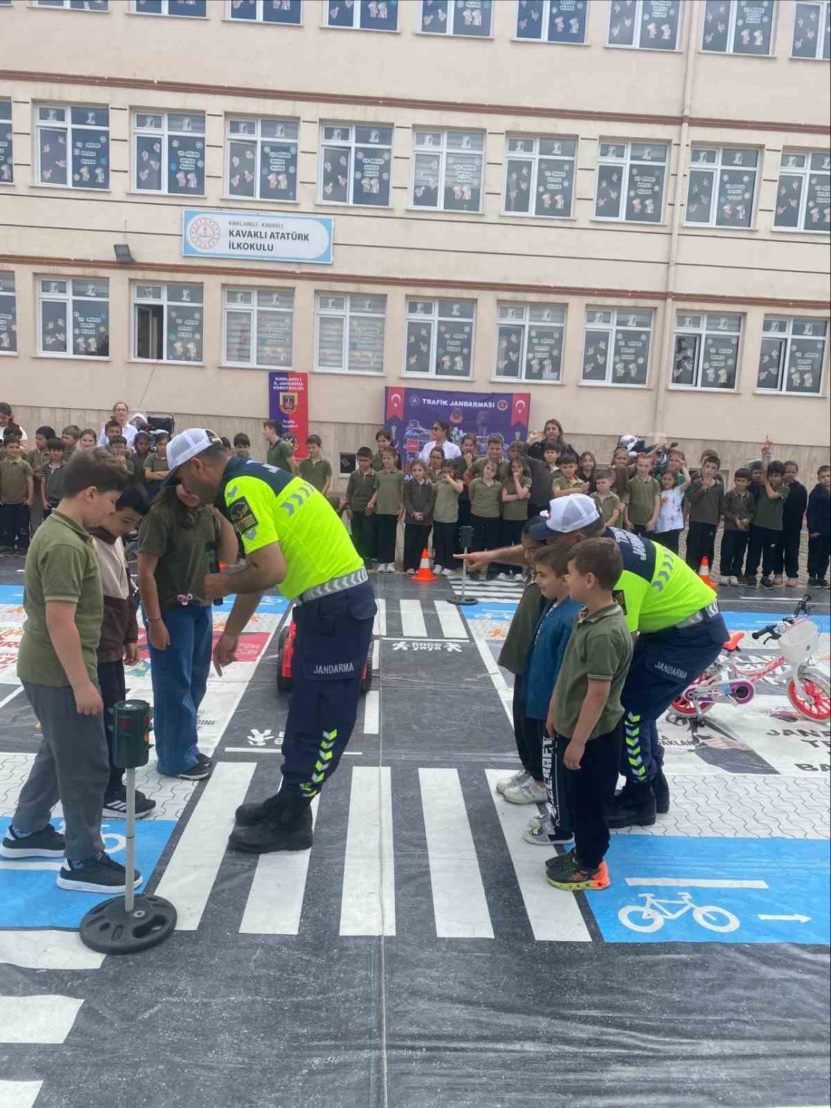 Minik &ouml;ğrencilere jandarmadan uygulamalı trafik eğitimi
