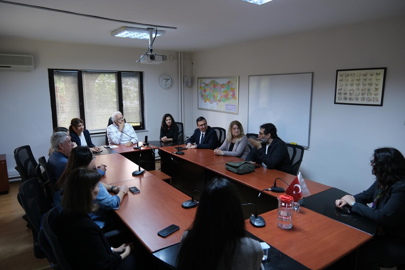 "Sanatçılar Sennur Sezer Okuyor" etkinliğinin konuğu Arif Pişkin oldu