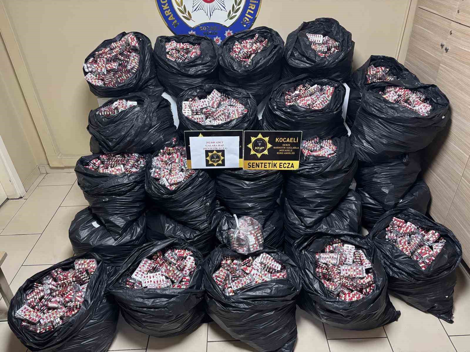 Kamyonetin kasasından 300 bin sentetik ecza hap ele ge&ccedil;irildi
