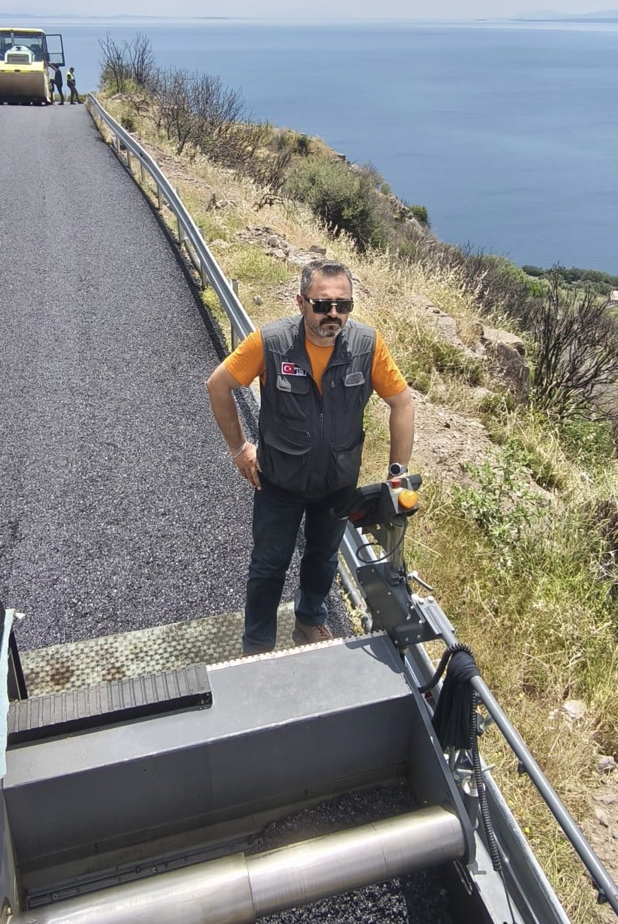 &Ccedil;anakkale&rsquo;de Assos Antik Liman Yolu&rsquo;nda sıcak asfalt d&ouml;kme &ccedil;alışmaları başladı
