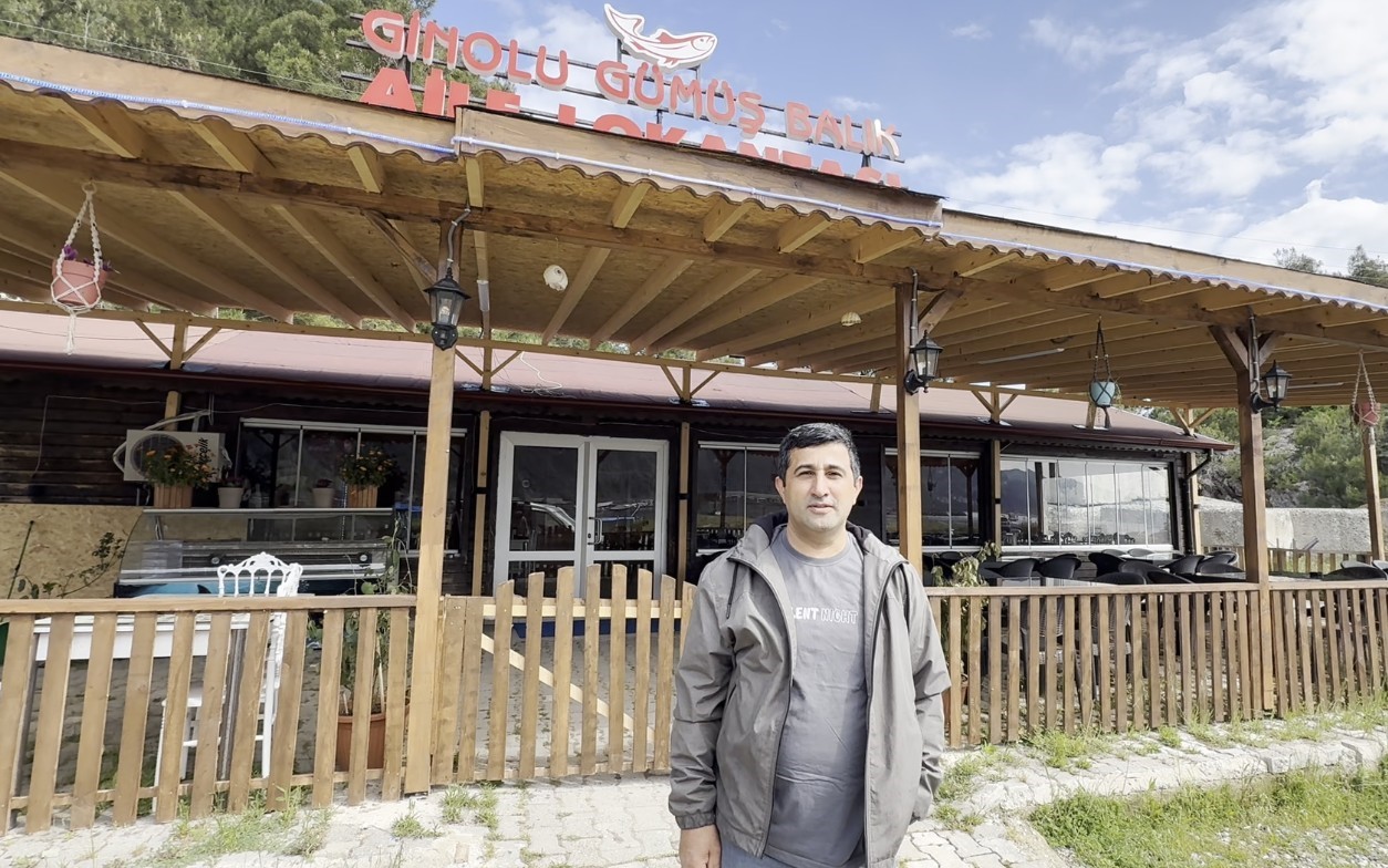 Deniz kenarında ayının balık keyfi, cep telefonu kamerasına yansıdı