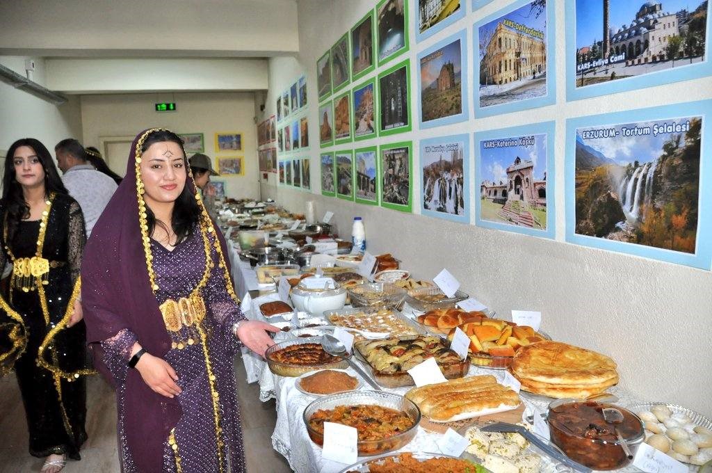 Kars’ta "7 bölge, Tek ruh" sergisi yoğun ilgi gördü