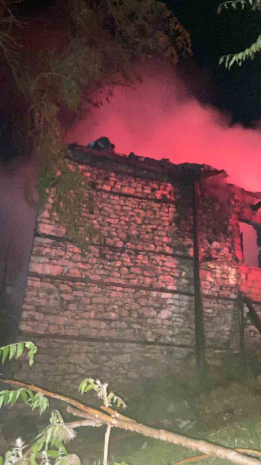 Müstakil evde çıkan yangında yaşlı kadın yaralandı
