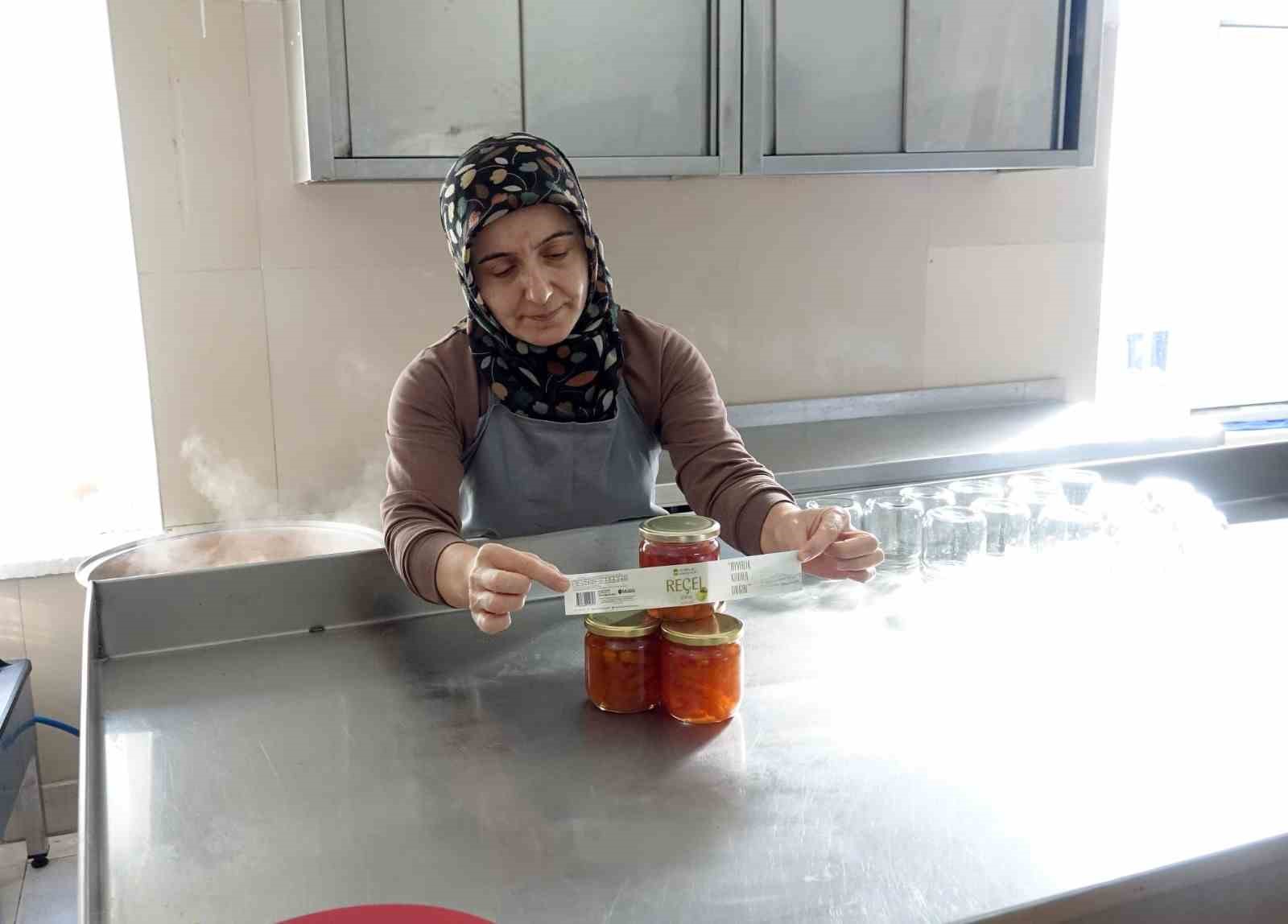 Ayvalık’ta kadın emeği ekonomiye dönüşüyor

