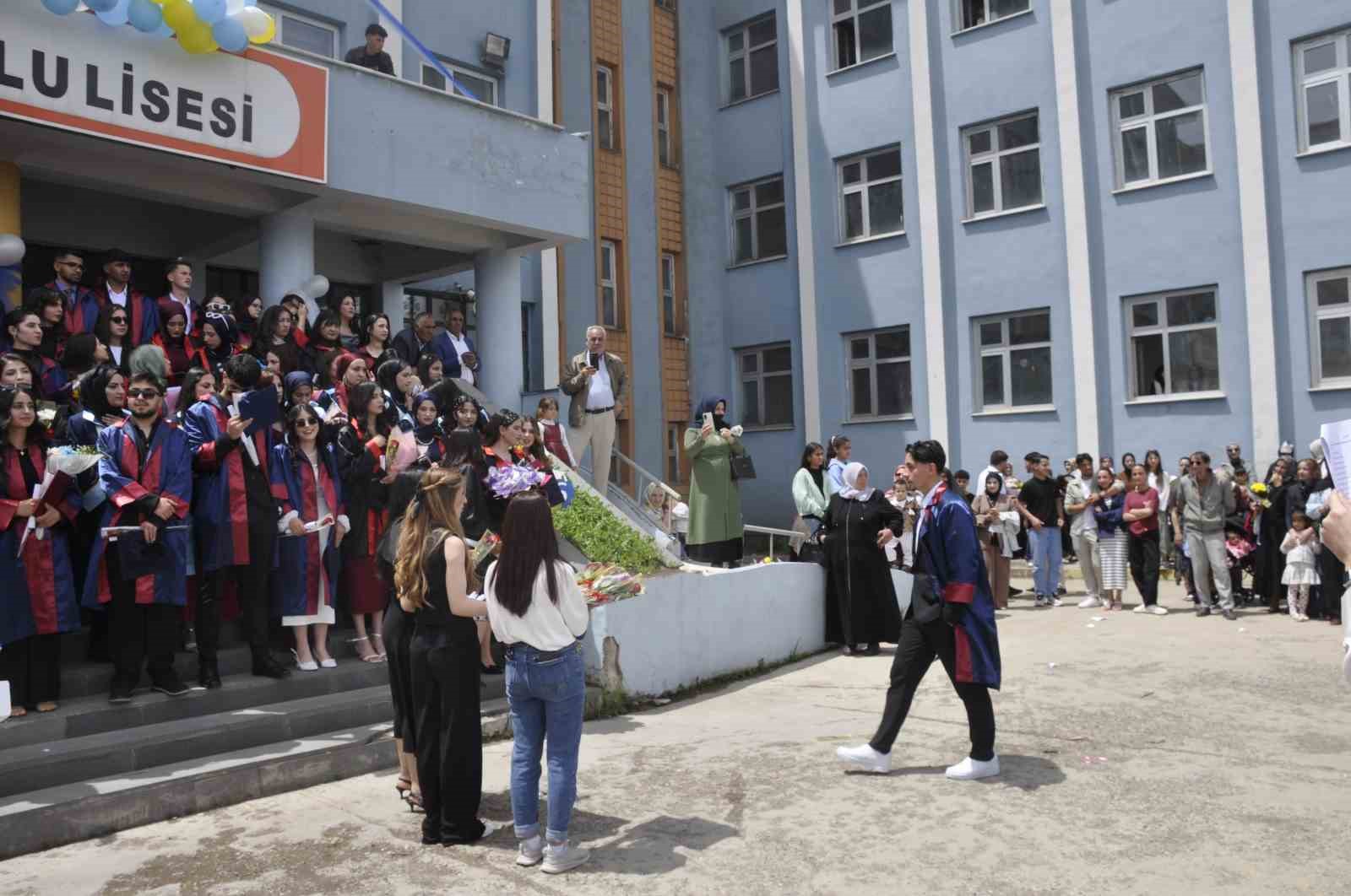 Bulanık Anadolu Lisesi’nde mezuniyet coşkusu