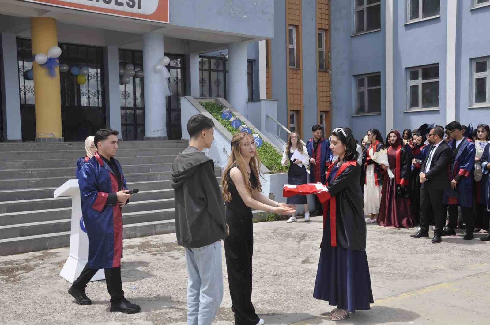 Bulanık Anadolu Lisesi’nde mezuniyet coşkusu
