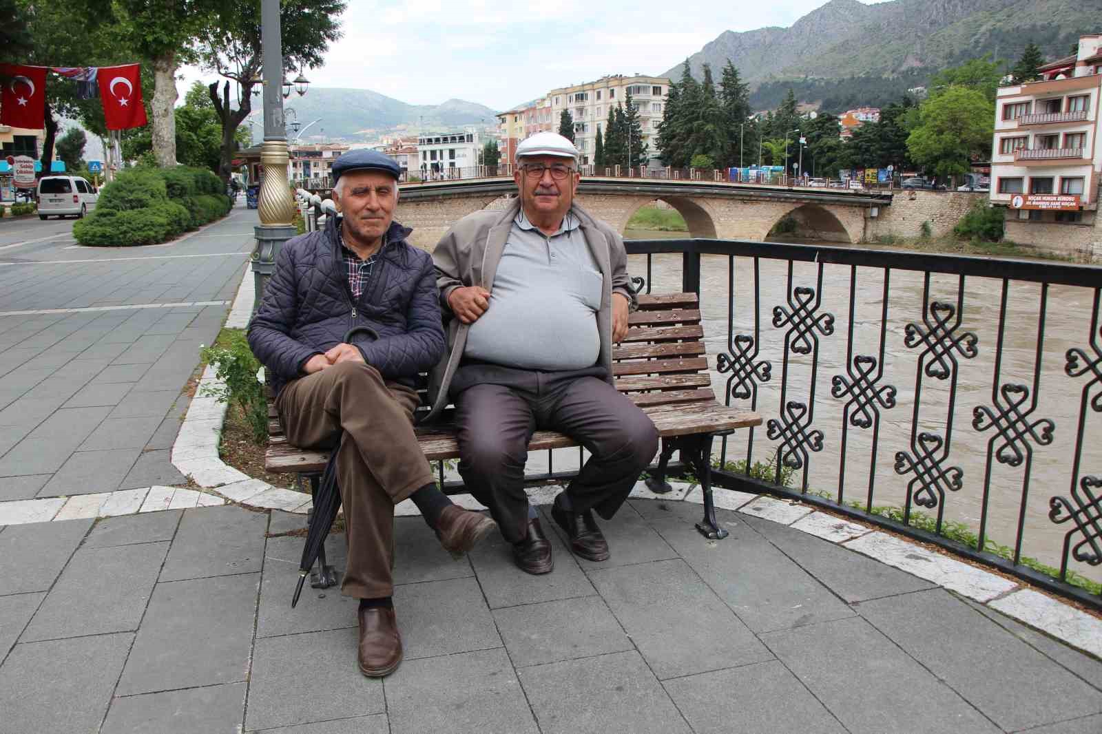 Amasya’da Yeşilırmak’ın debisi 130 metreküpe kadar düştü: Vatandaşlar güneşli havada nehri izledi