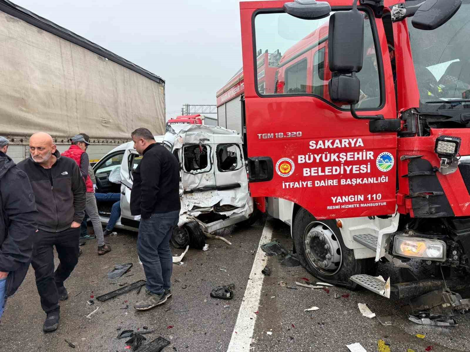 Yangın ihbarına giden itfaiye aracı zincirleme kazaya karıştı: 4 yaralı