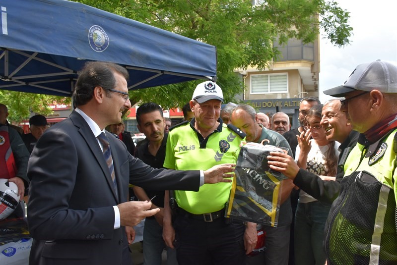 Salihli’de motosiklet sürücülerine kask dağıtıldı