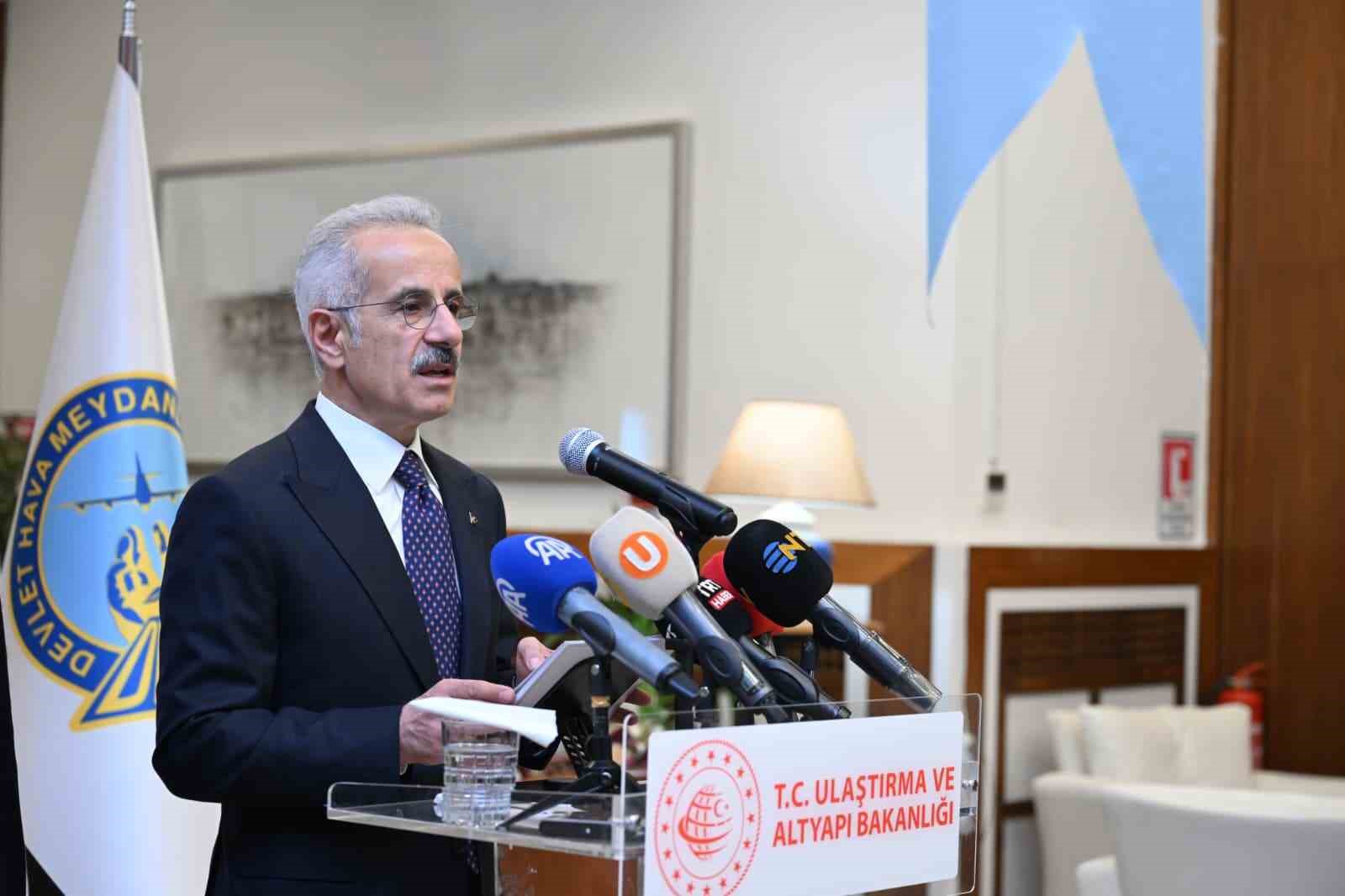 Bakan Uraloğlu: "Etimesgut Havalimanı&rsquo;nda yenileme ve genişletme &ccedil;alışmalarımız b&uuml;y&uuml;k bir hızla devam ediyor"

