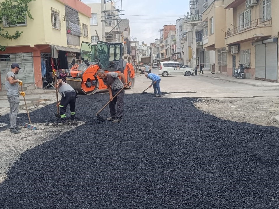 Akdeniz’de asfalt yama çalışmaları devam ediyor