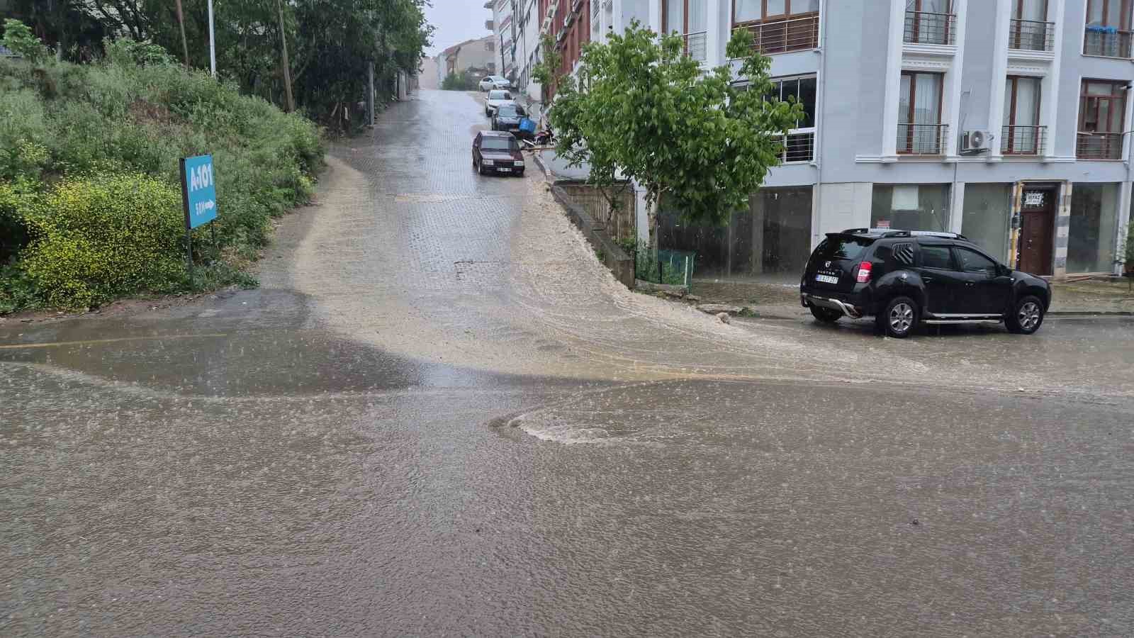 Tekirdağ’da 10 dakikalık sağanak hayatı felç etti
