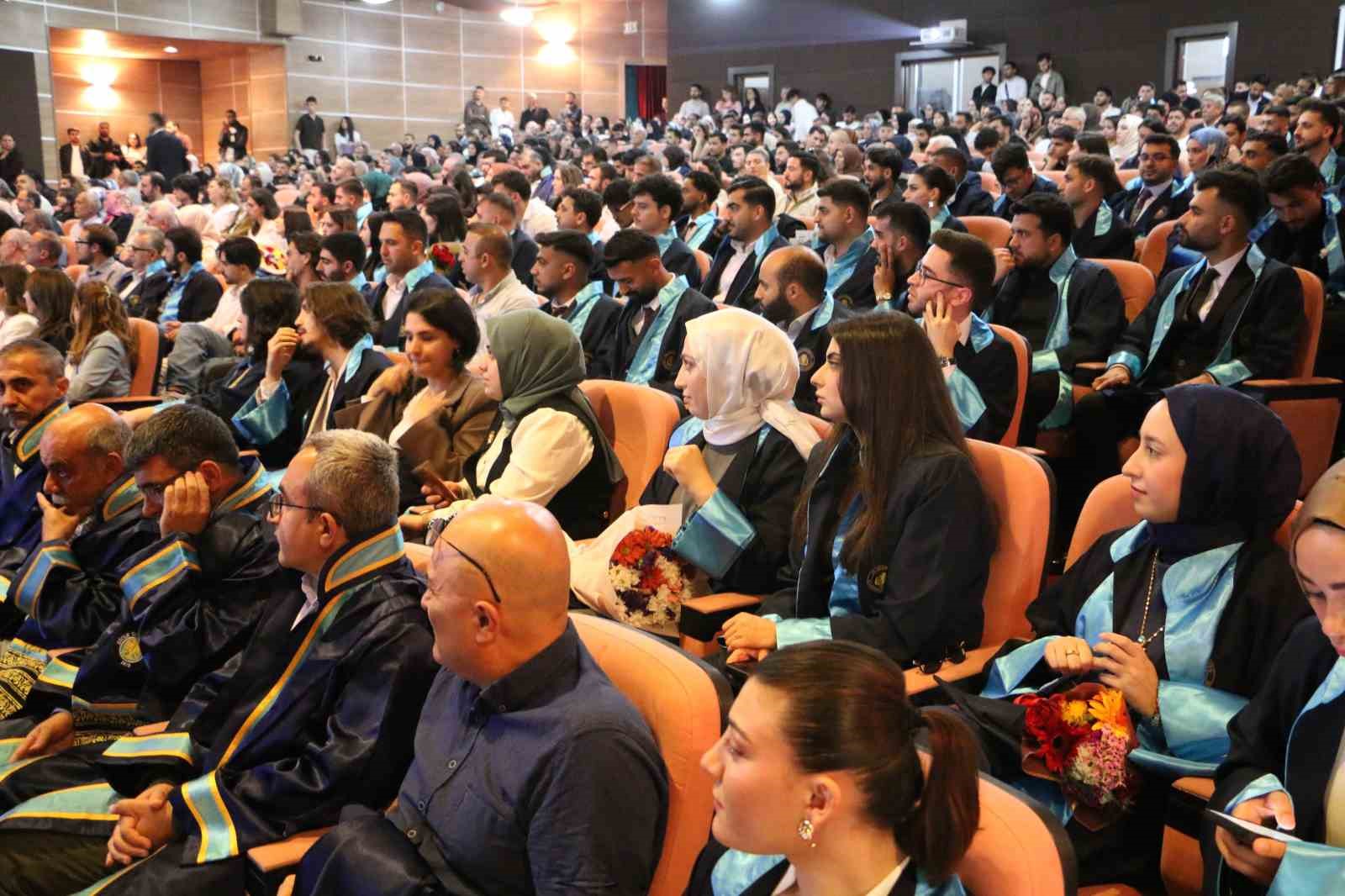 DİSİDER Başkanı Akbaş, mühendislik fakültesinden mezun olan öğrencilere deneyimlerini aktardı