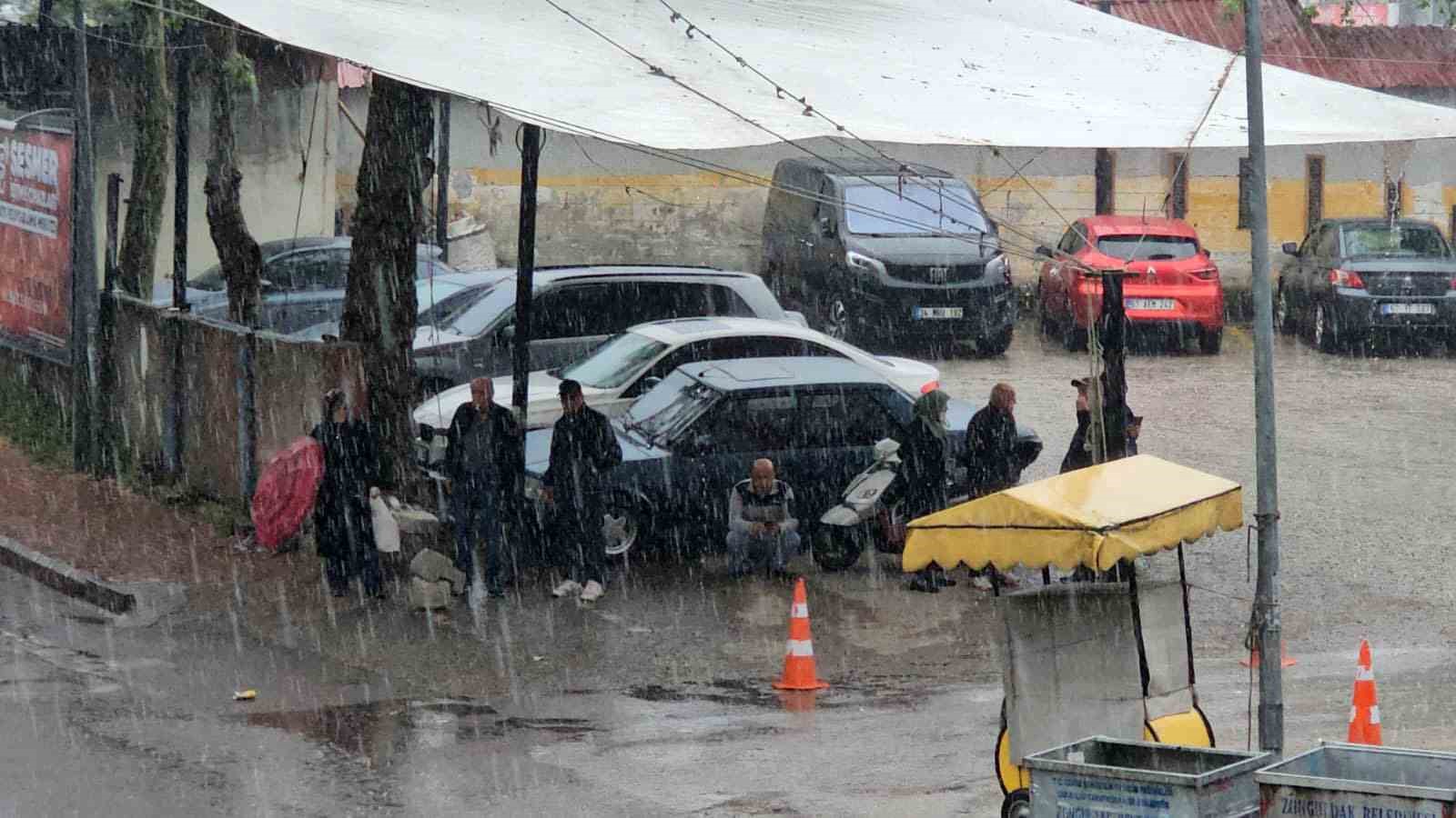 Zonguldak kent merkezinde yağış etkili oldu
