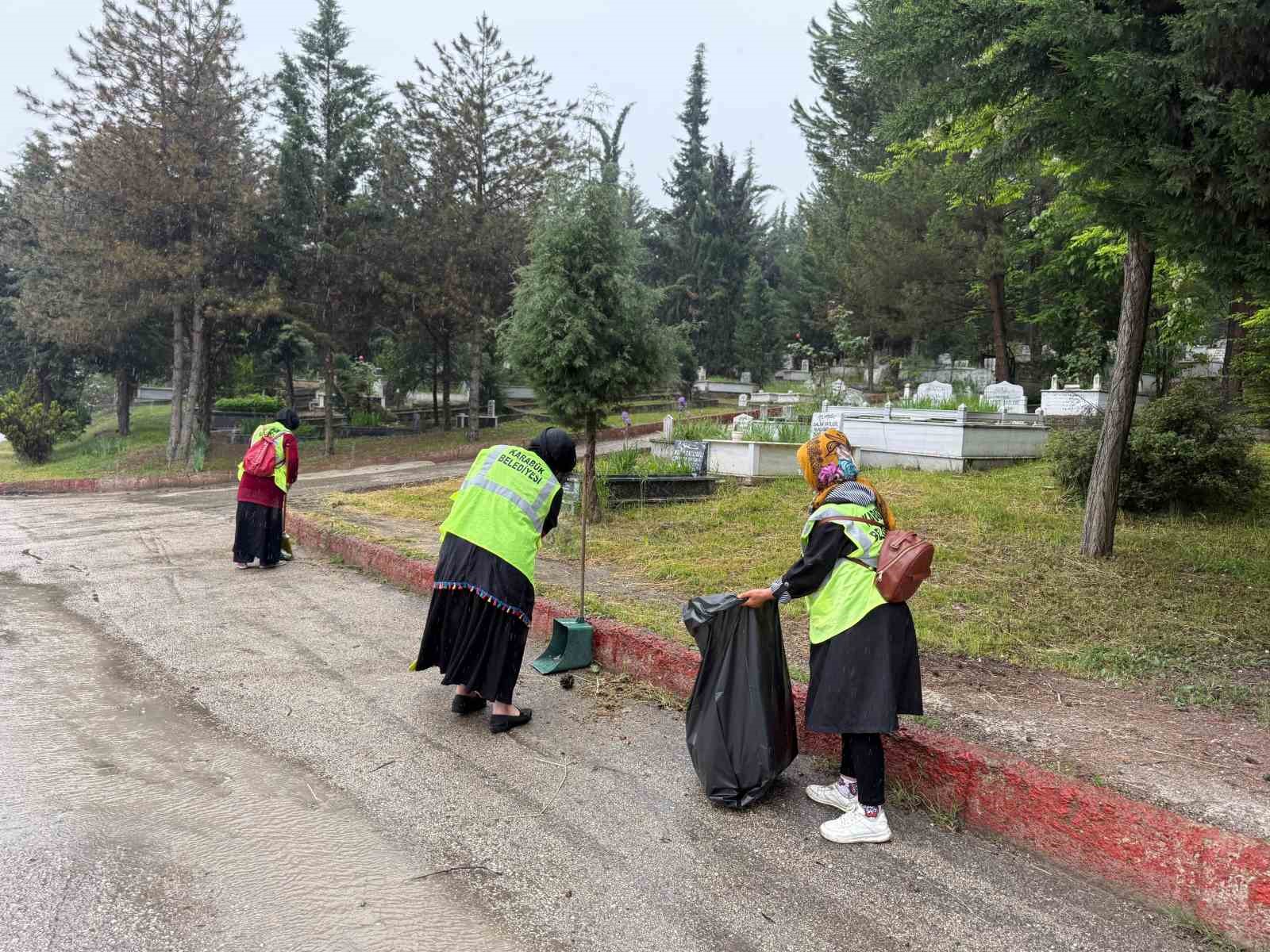 Karabük’te mezarlıklarda bayram mesaisi başladı