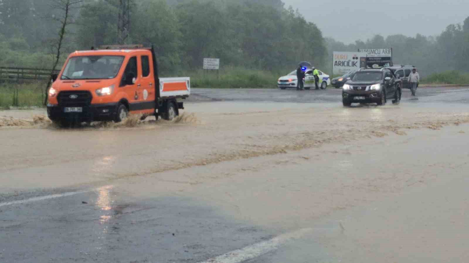 Bartın’da ırmak taştı, kara yolunu su bastı