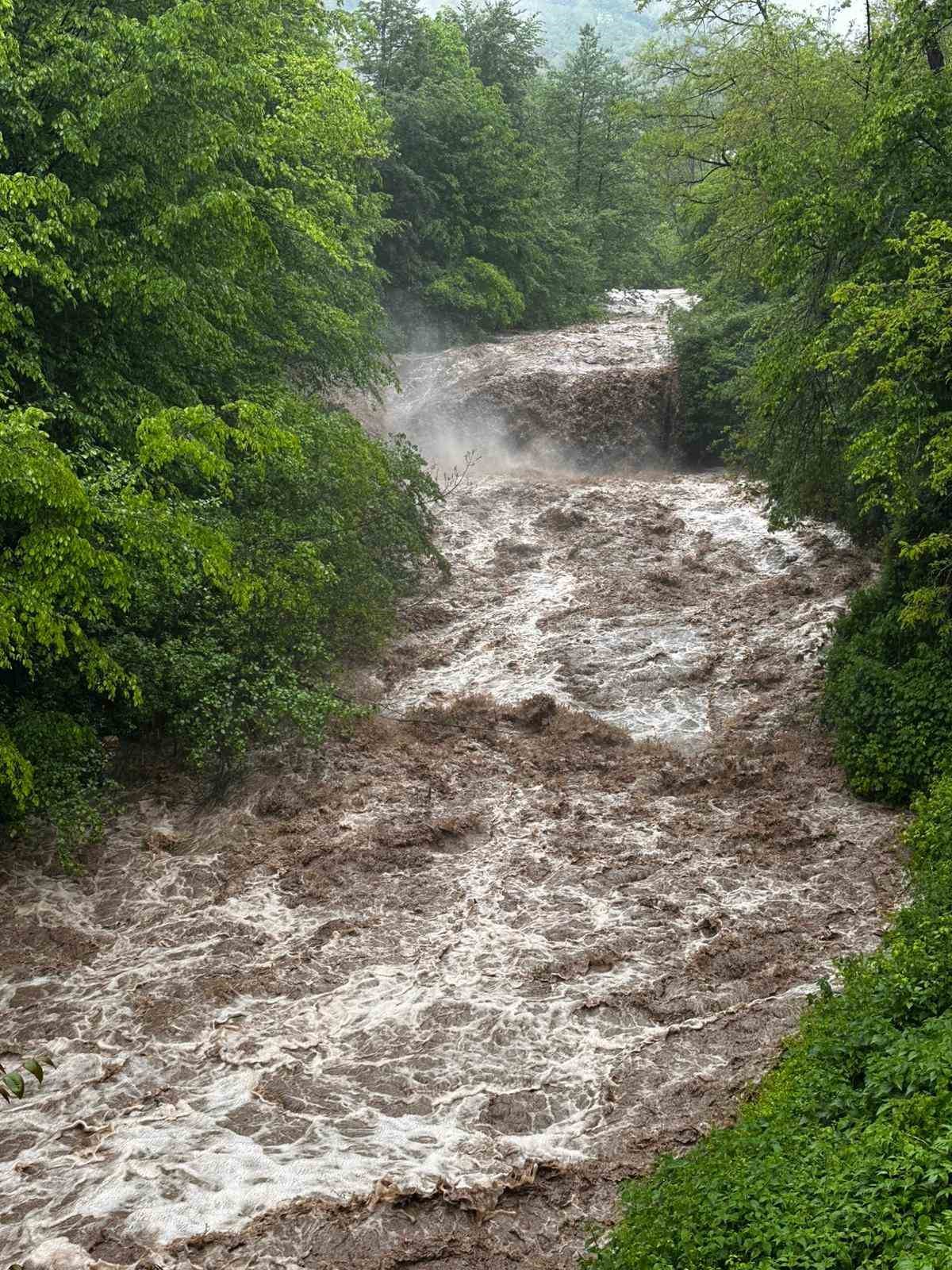 Ordu’da sel suları evin içinden şelale gibi aktı