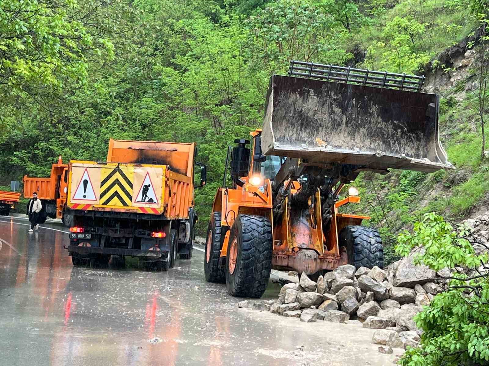 Ordu&rsquo;da heyelan nedeniyle kısmen kapanan yol ulaşıma a&ccedil;ıldı
