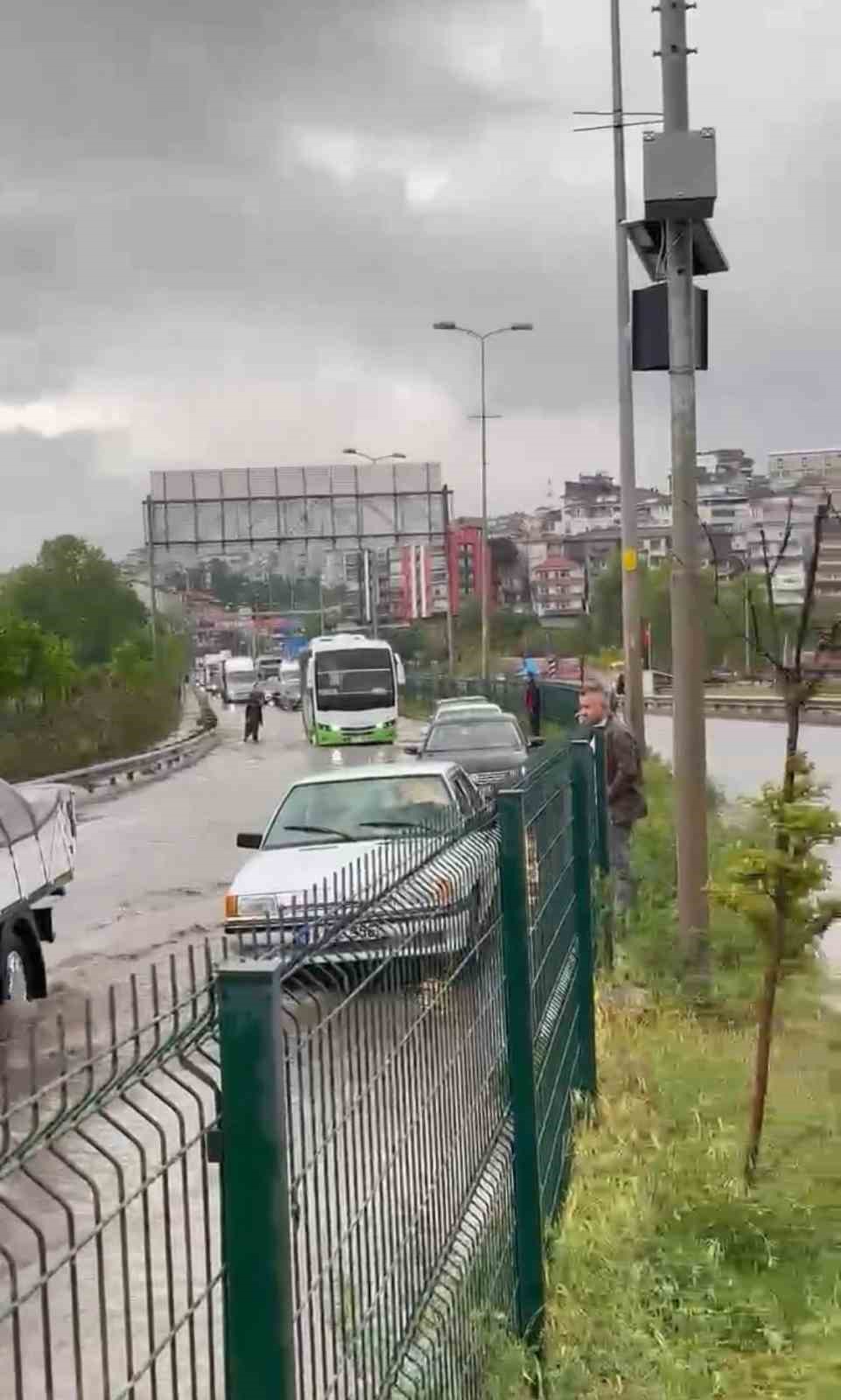 Alaplı’da sağanak ulaşımı felç etti