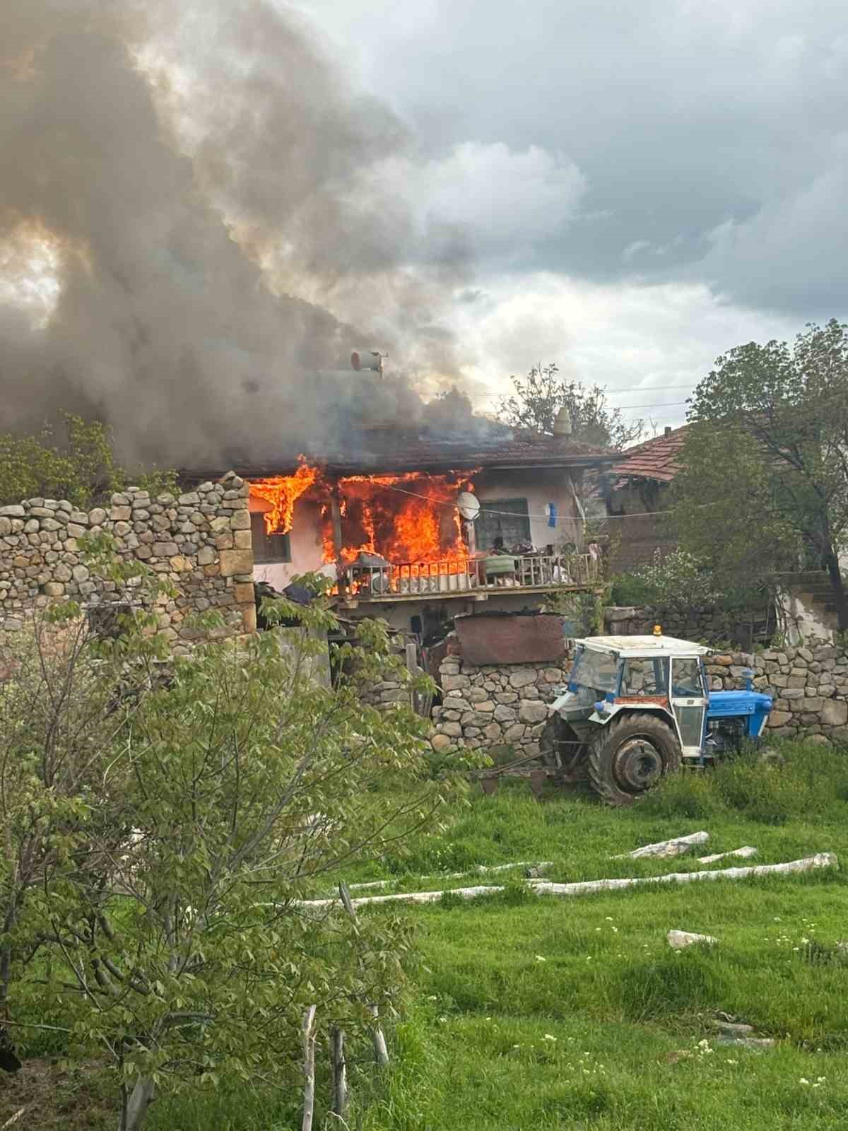 Soba bacasından çıkan yangın korkuttu