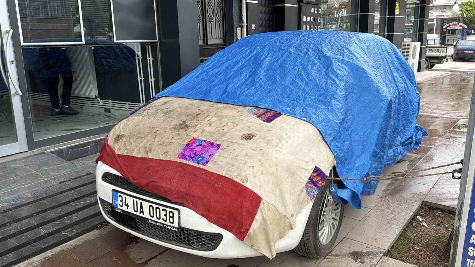 Turhal’da taşkın korkusuyla vatandaş otomobilini ağaca bağladı