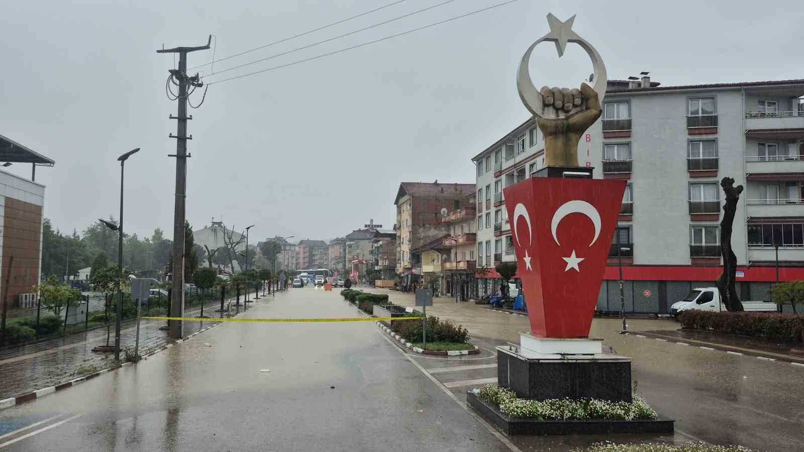 Avu deresi taştı, ev ve iş yerlerini su bastı