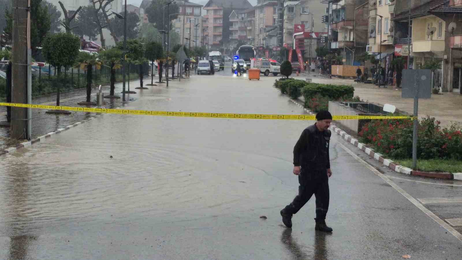 Avu deresi taştı, ev ve iş yerlerini su bastı
