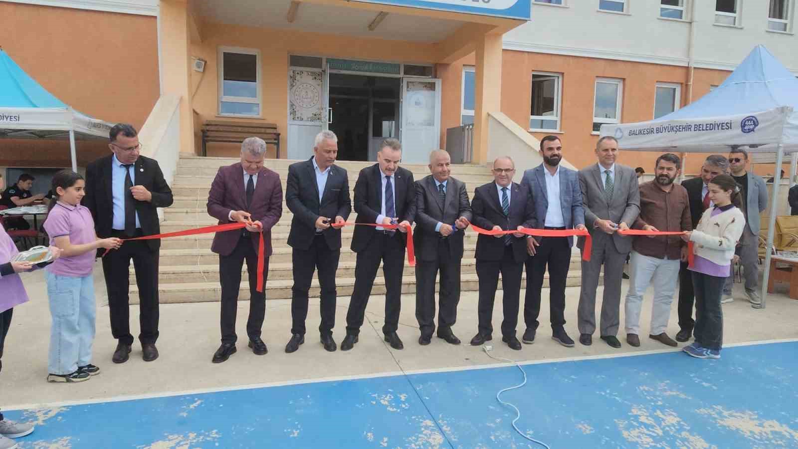 Edremit&rsquo;te "Vakti Kuşanmak" sergisi a&ccedil;ıldı
