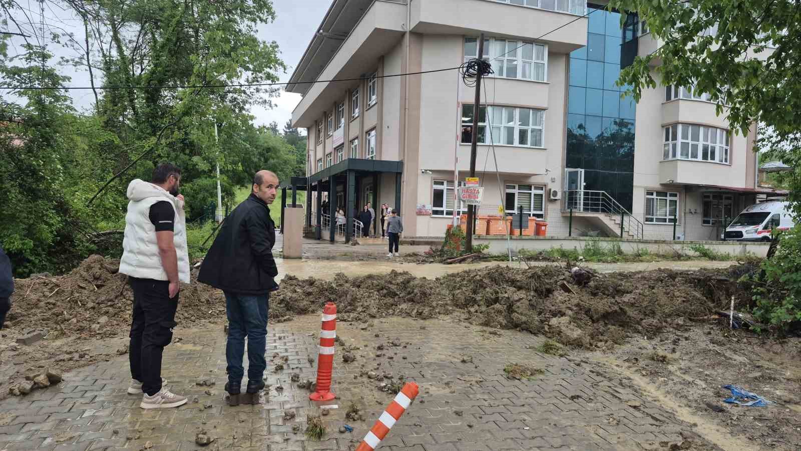 Sağanak sağlık ocağını vurdu: Hastalar ve personel mahsur kaldı
