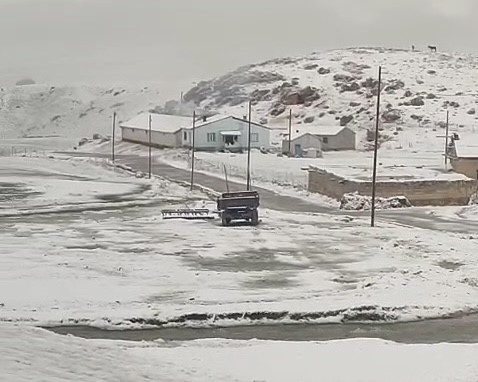 Gürpınar’da mayıs ayında kar sürprizi