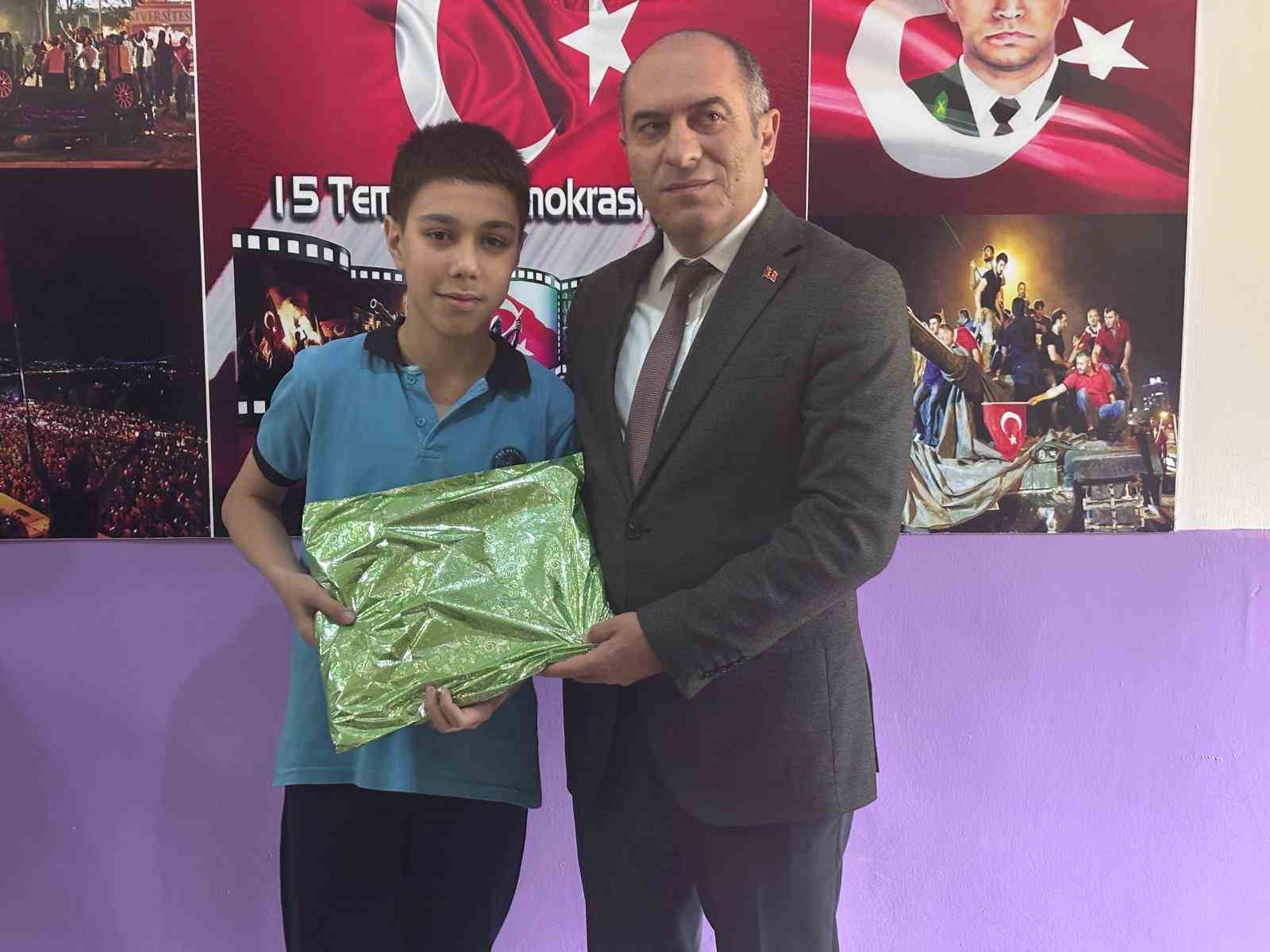 Bitlis’te kuş yavrusunu kurtarmaya çalışan öğrencilere anlamlı ödül