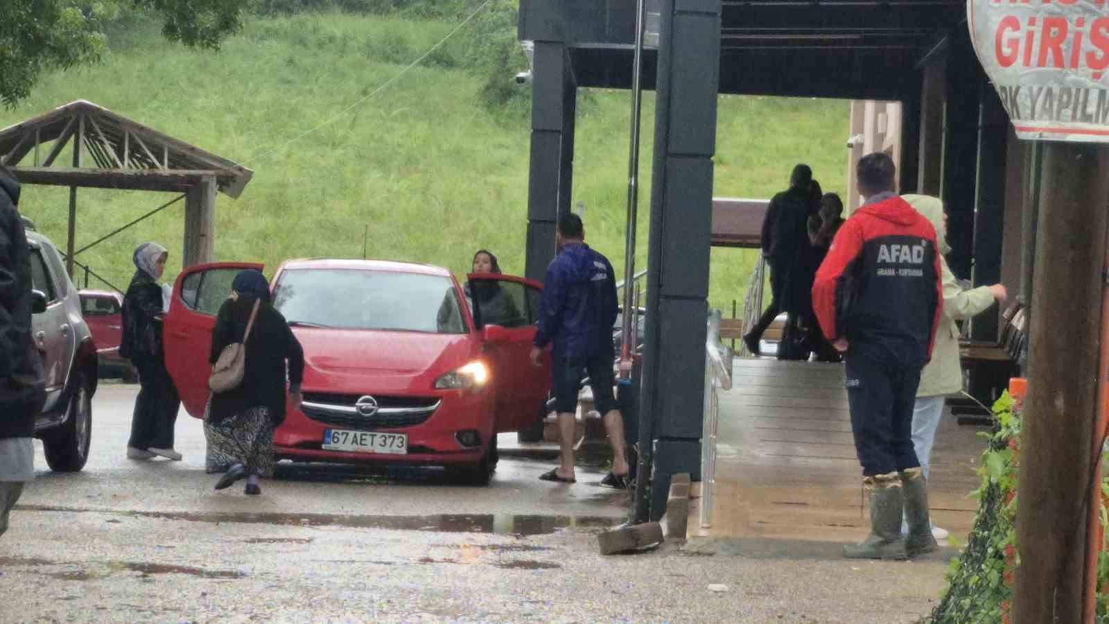 Sağanak nedeniyle sağlık ocağında mahsur kalan hastalar ve sağlık personeli kurtarıldı