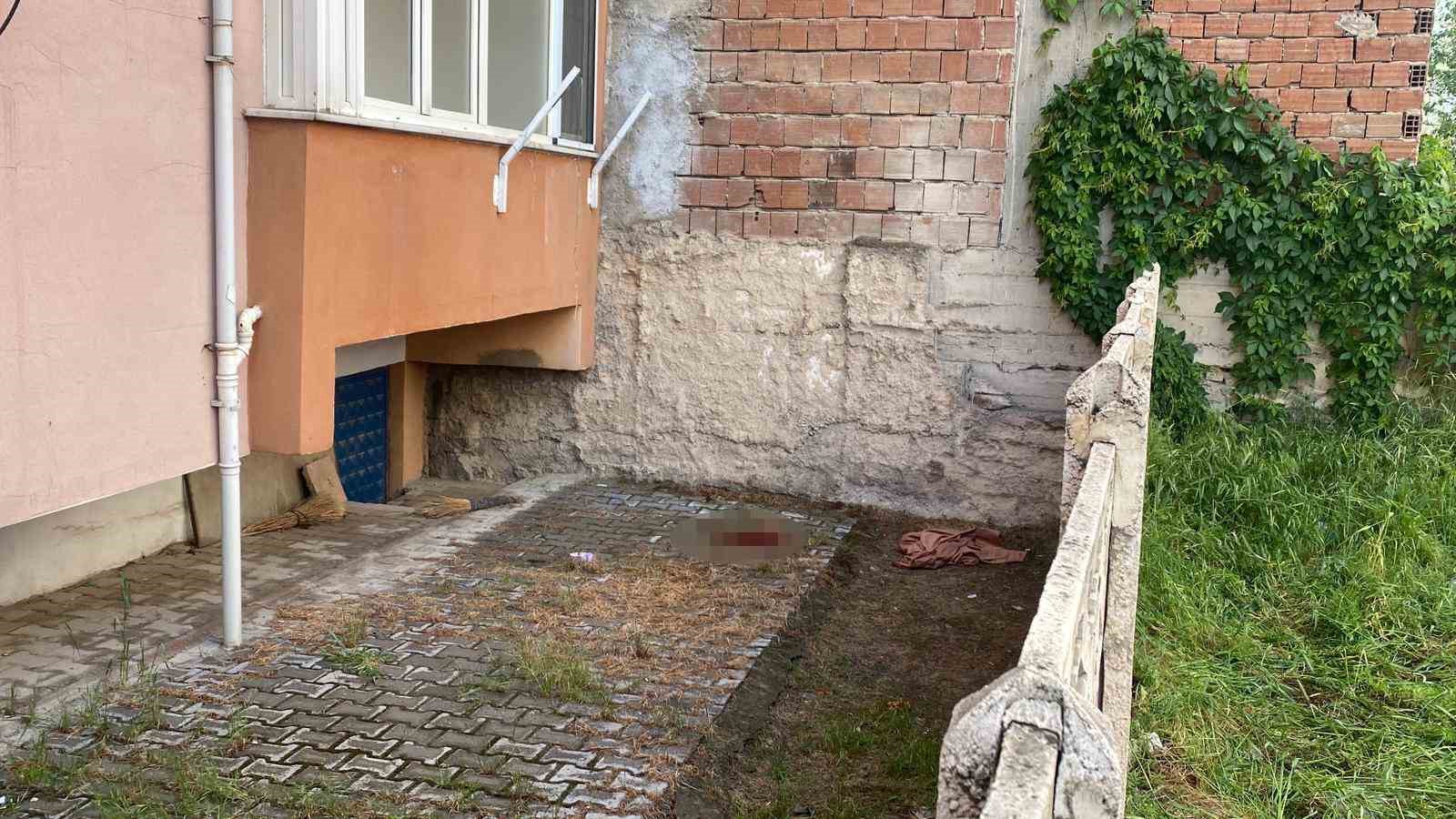 Elazığ&rsquo;da 5. kattan d&uuml;şen gen&ccedil; kız ağır yaralandı
