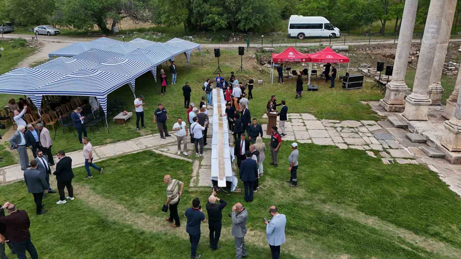 Afrodisias&rsquo;ta "T&uuml;rk Mutfağı Haftası"na 14 metrelik pide damga vurdu
