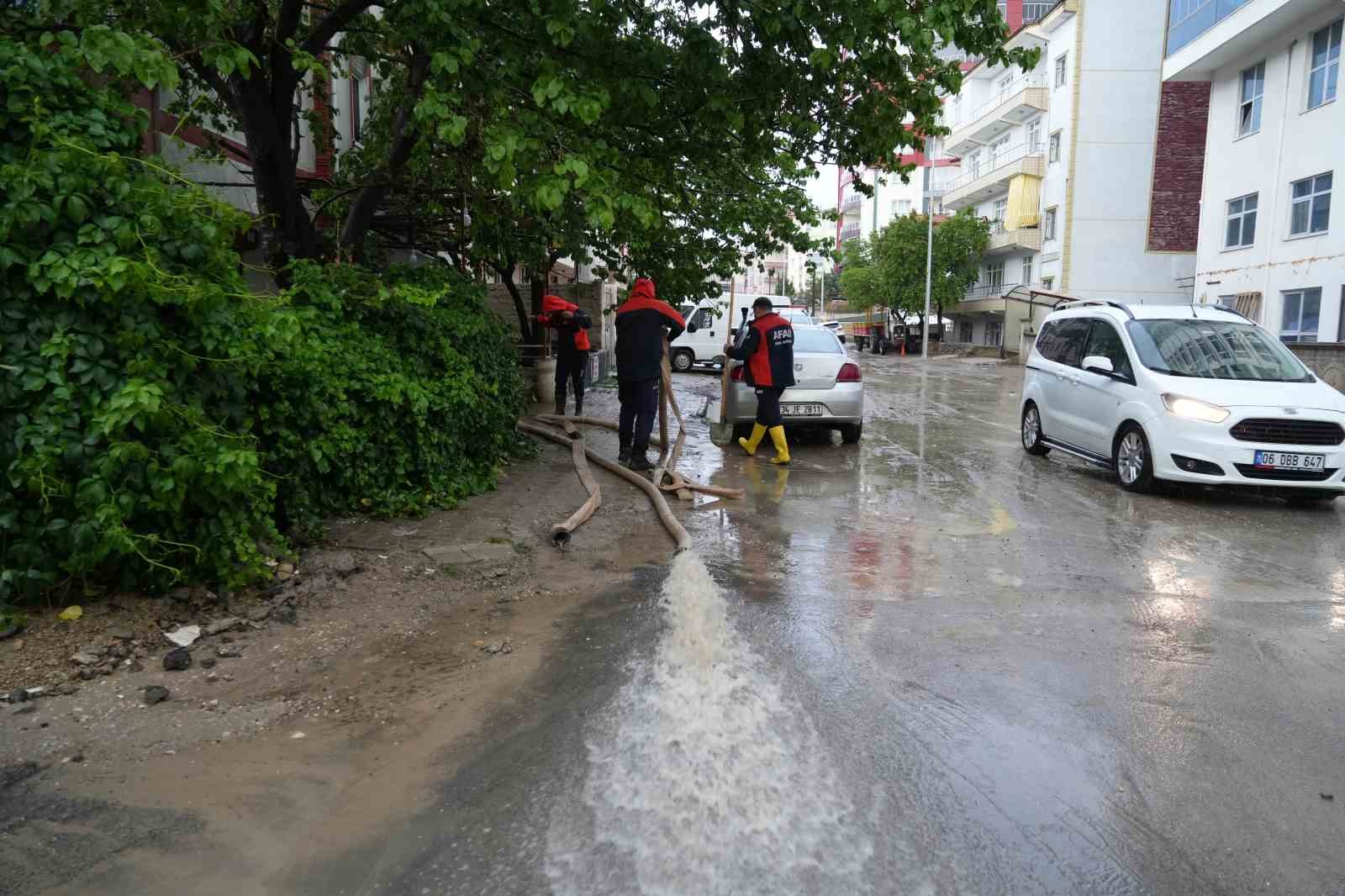 Kırıkkale&rsquo;de sağanak hayatı olumsuz etkiledi: Ev ve iş yerlerini su bastı
