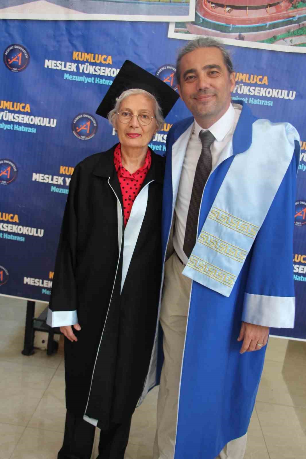70 yaşında &uuml;niversite bitirdi, mezuniyet belgesini profes&ouml;r oğlu verdi
