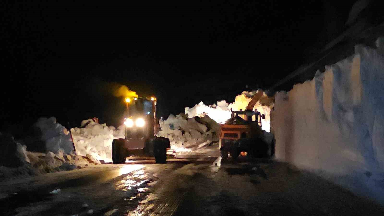 Bah&ccedil;esaray yolunda gece mesaisi
