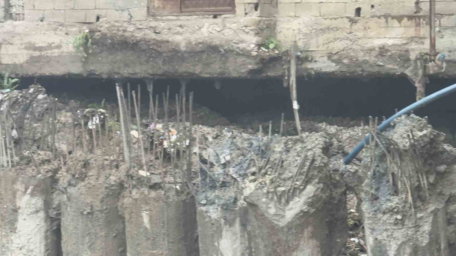 Hakkari’de TSM binasının fore kazıkları devrildi, iki bina askıda kaldı
