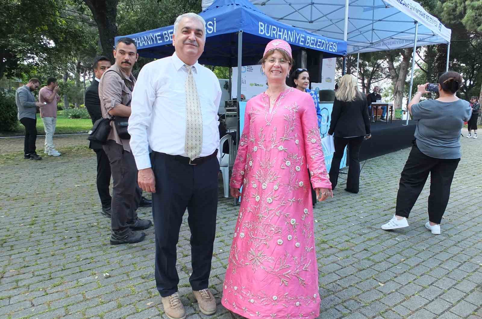 Burhaniyeli eğitmen eski zaman gelinliğini tanıttı
